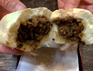 飛騨に来たら飛騨牛の牛まん!